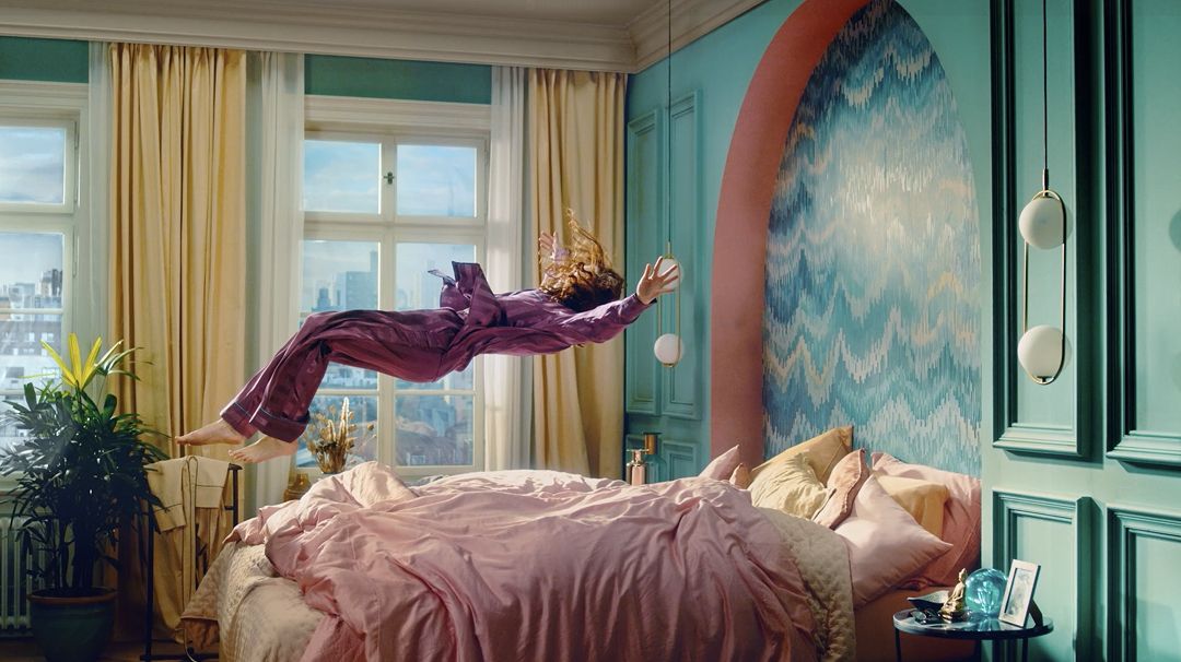 Henkilö putoaa sängylle